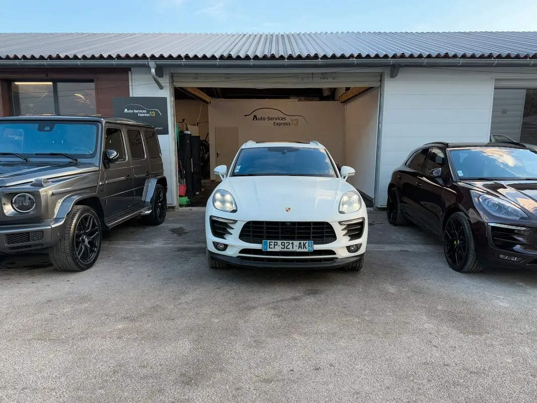 Intérieur du showroom Auto-Services Express 13 à Venelles